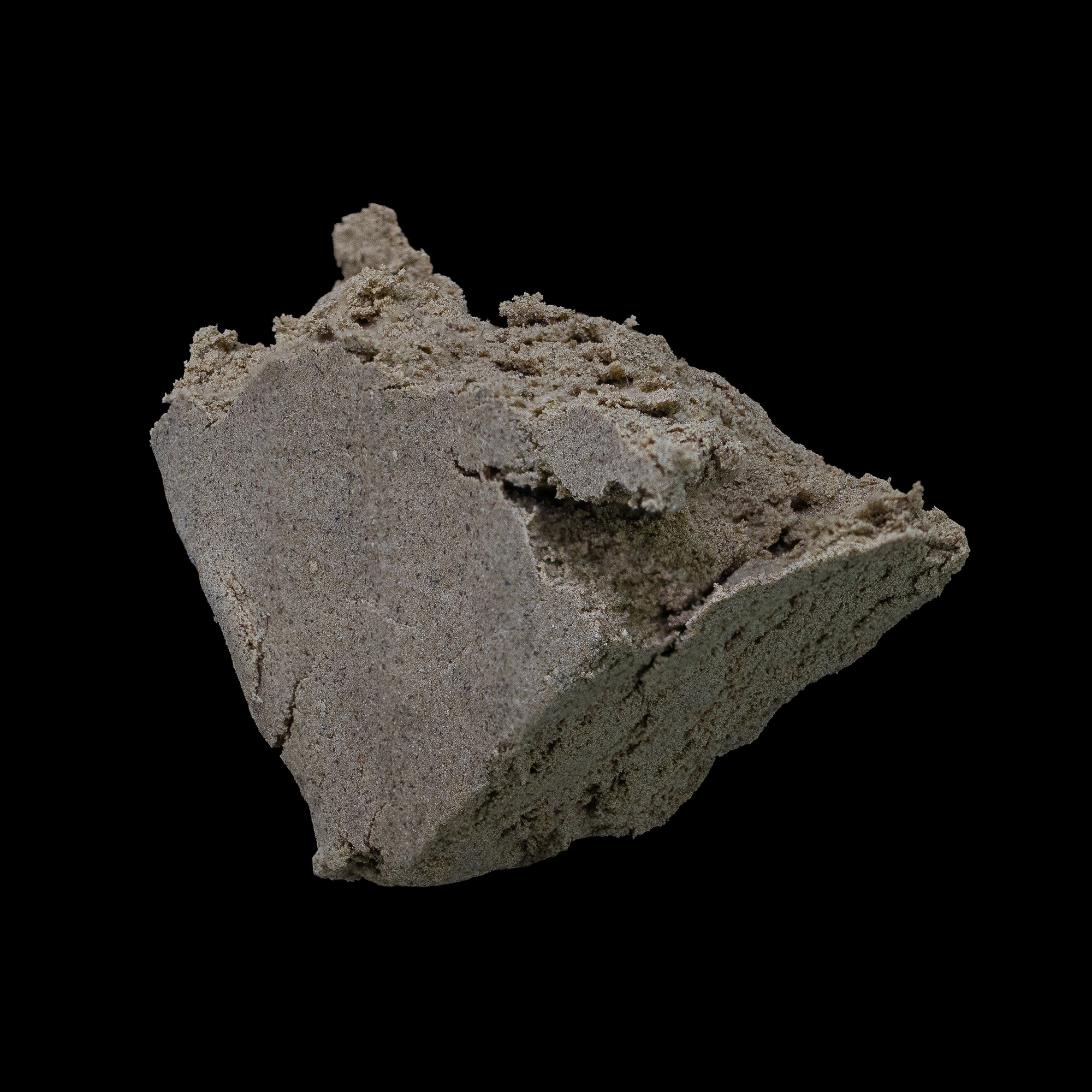 La Mousse hash i lys beige farve med kompakt, smuldrende struktur og tør overflade.